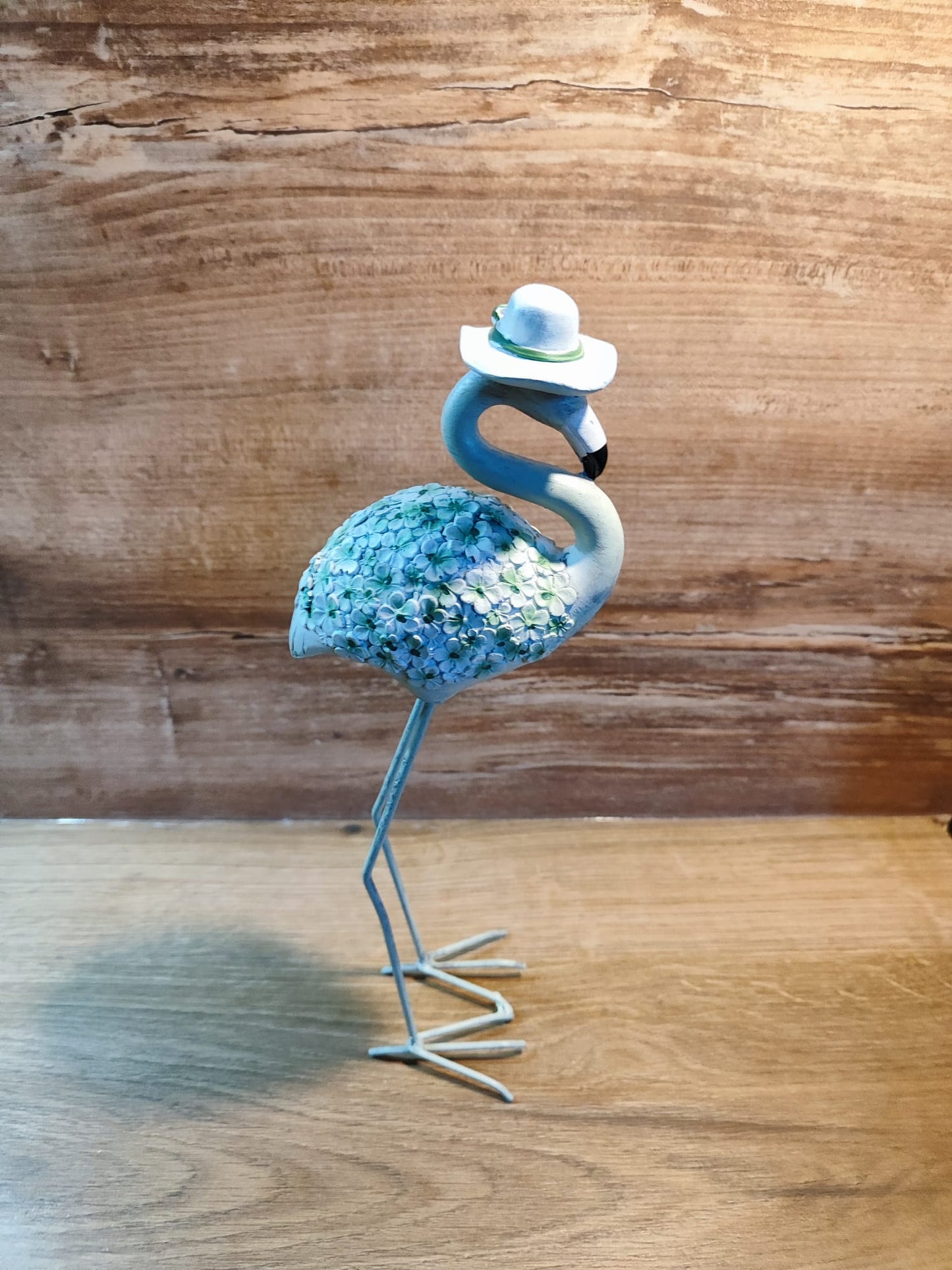 Flamingo mit Hut/patrol/ Blumenkleid/Metall/polyresin/ sehr dekorativ 31,5cm