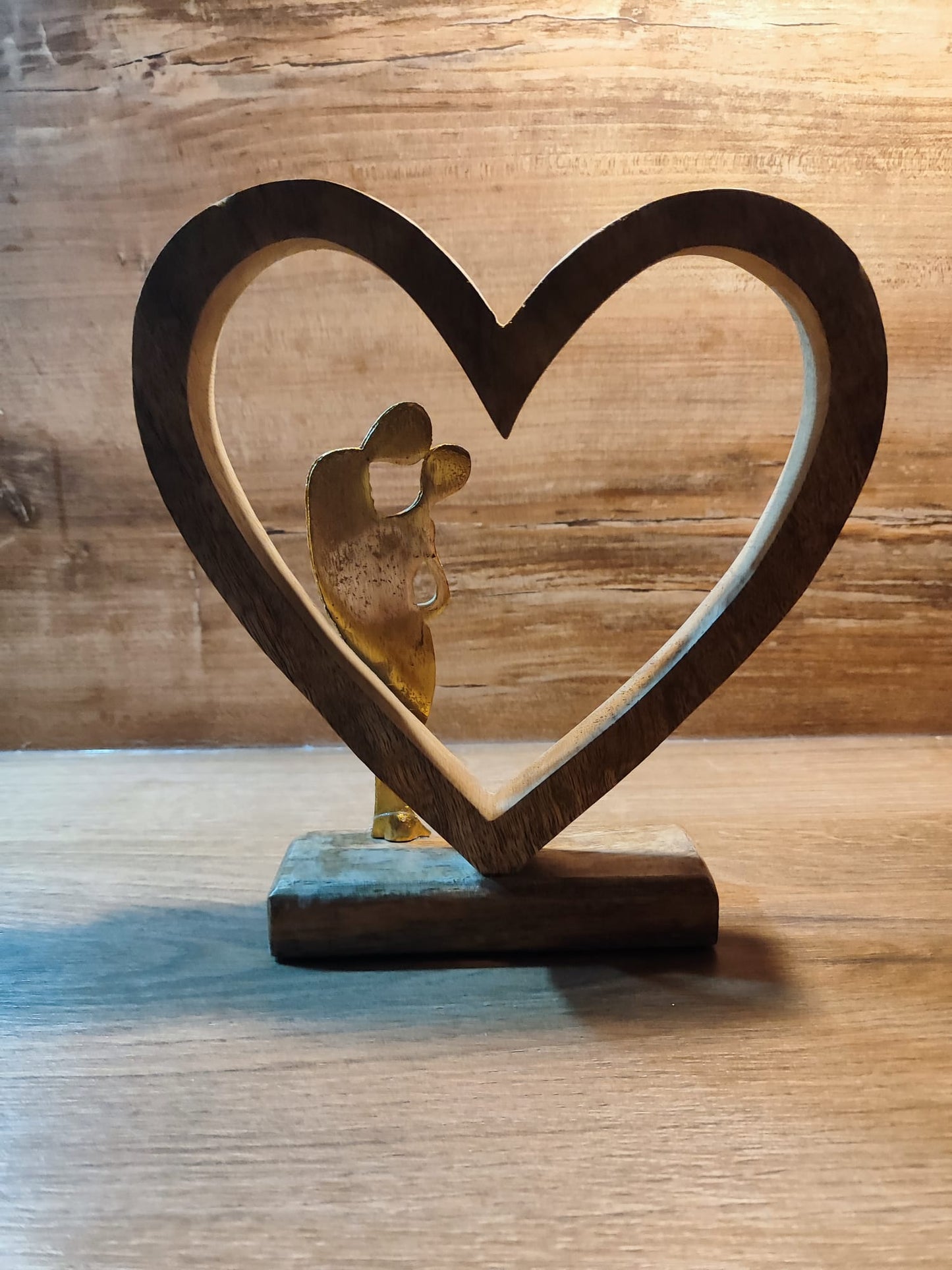 Großes Mangoholz-Herz mit goldenem Paar, zum Stellen, Valentinstag