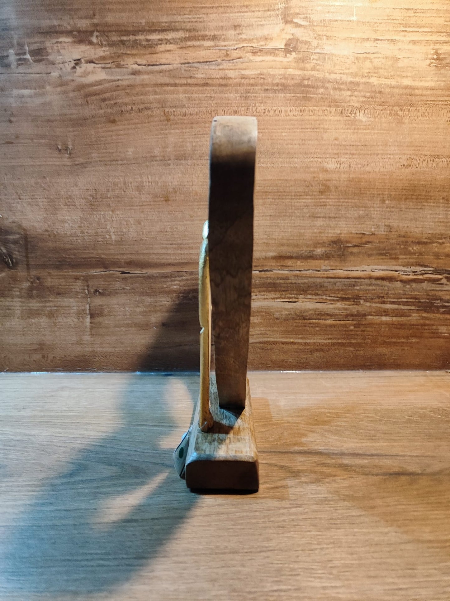Großes Mangoholz-Herz mit goldenem Paar, zum Stellen, Valentinstag