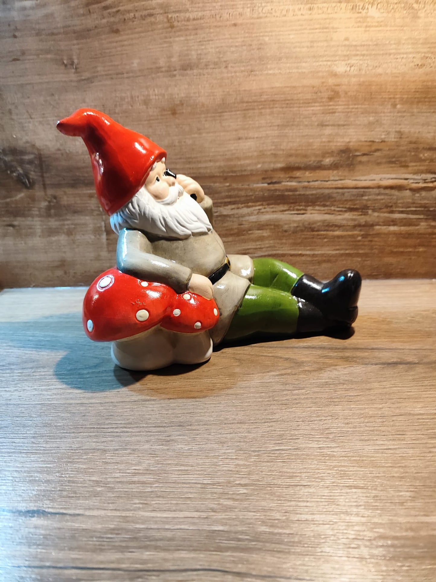 Keramik/ Zwerg mit Handy / dekorativ/ Gartenzwerg/ sitzend 15,5cm x 20cm