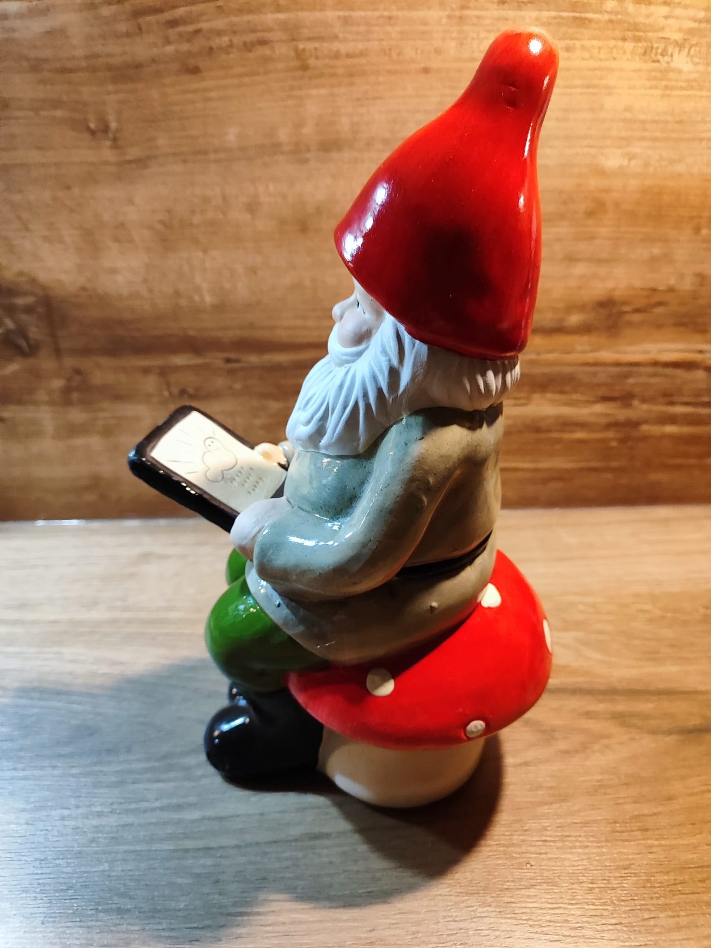 Gartenzwerg mit Tablet, Keramik, sitzend, tolles Design, 29cm