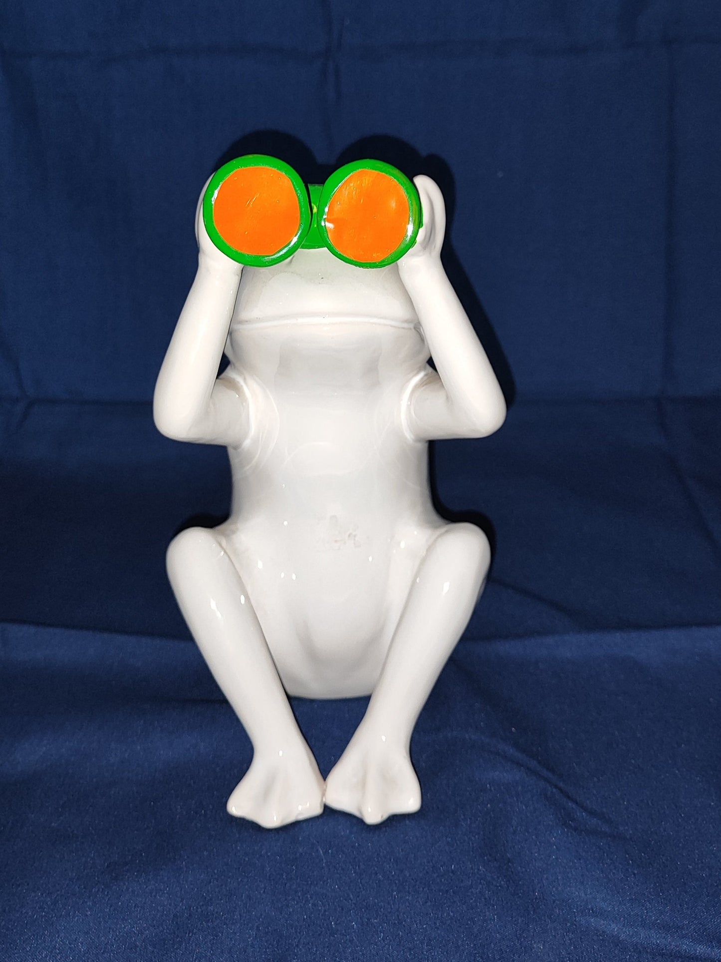 Sitzender Frosch mit Fernglas/ Keramik/ 20,5 cm