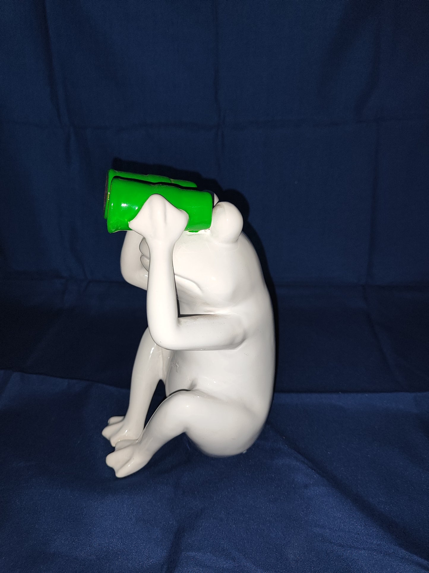 Sitzender Frosch mit Fernglas/ Keramik/ 20,5 cm