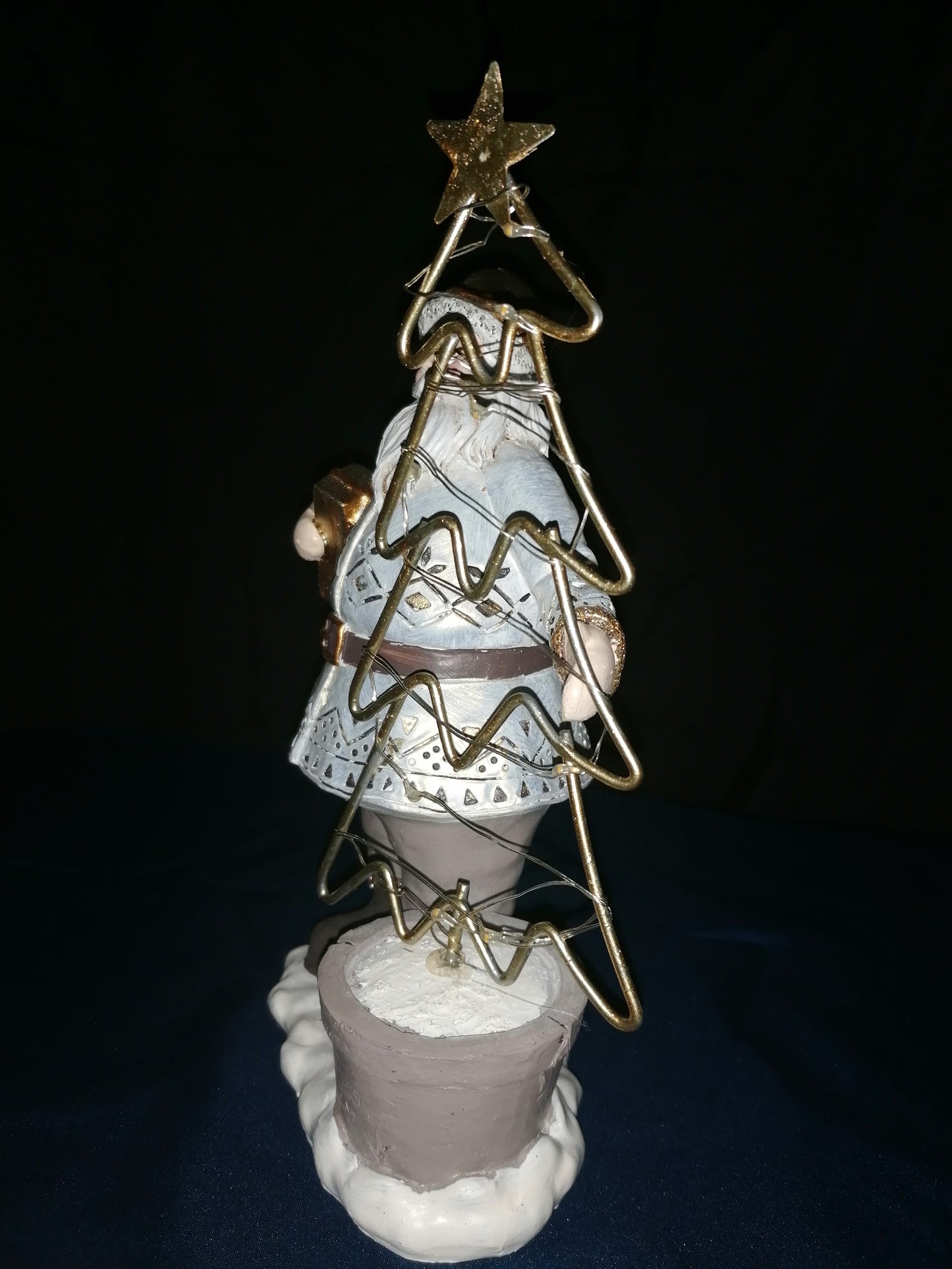 dekojohnson LED Weihnachtsmann mit beleuchtetem Weihnachtsbaum 24cm hoch