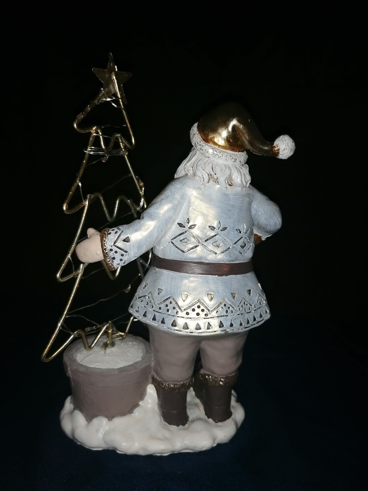 dekojohnson LED Weihnachtsmann mit beleuchtetem Weihnachtsbaum 24cm hoch
