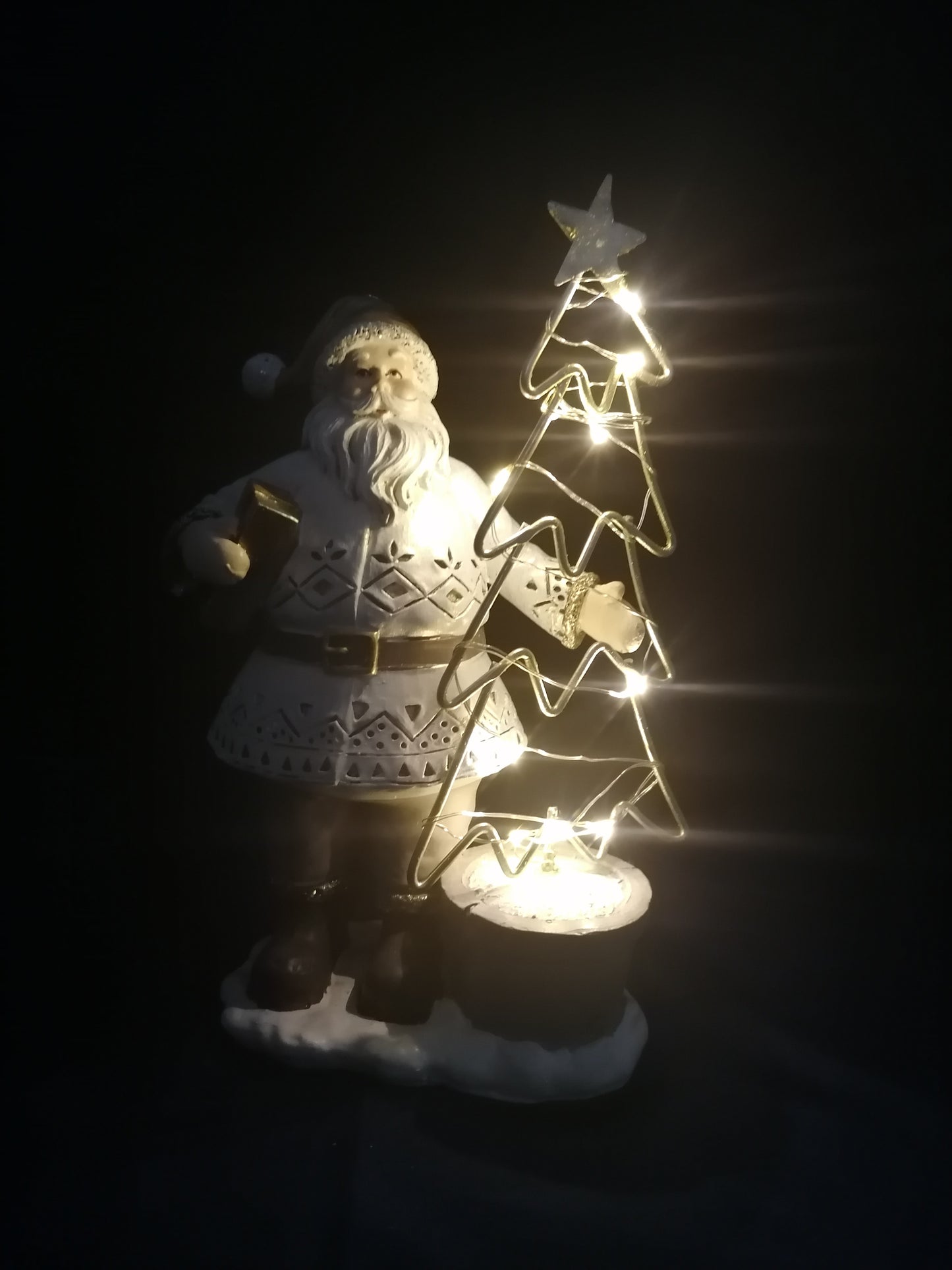 dekojohnson LED Weihnachtsmann mit beleuchtetem Weihnachtsbaum 24cm hoch