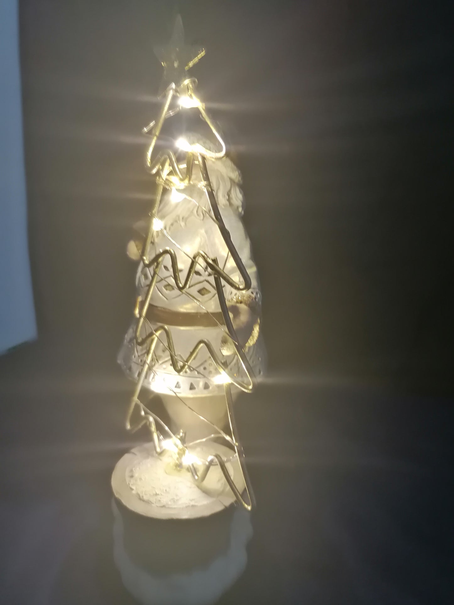 dekojohnson LED Weihnachtsmann mit beleuchtetem Weihnachtsbaum 24cm hoch