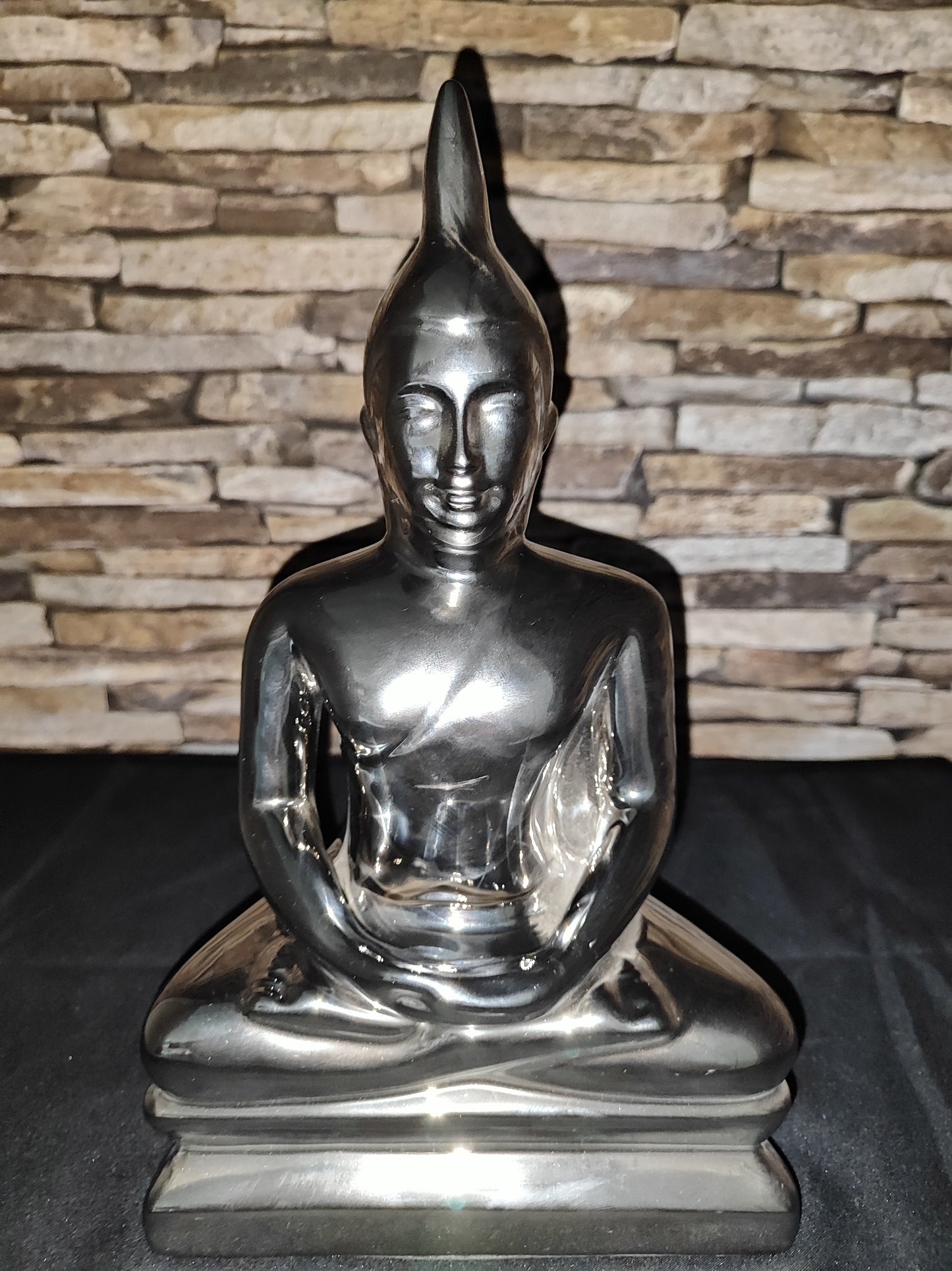 Buddha Sukhothai Lotussitz/ Glaskeramik/Silber 27 cm